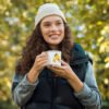 Moda consciente, ropa sostenible, ropa y accesorios ecológicos. Taza esmaltada blanca con estampado de abejas, diseño inspirado en la naturaleza y la fauna, ideal para un regalo o uso diario