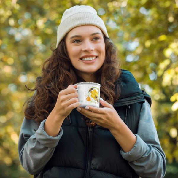 Taza esmaltada, abejas Moda consciente, ropa sostenible, ropa y accesorios ecológicos. Taza esmaltada blanca con estampado de abejas, diseño inspirado en la naturaleza y la fauna, ideal para un regalo o uso diario