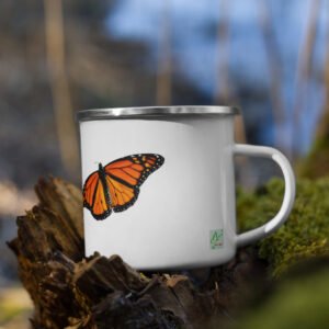 Taza esmaltada blanca con estampado de mariposa, diseño delicado y natural, perfecta para disfrutar de tus bebidas favoritas.