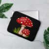 Funda para laptop, de neopreno, diseño resistente, con diseño de hongo amanita, ideal para proteger tu dispositivo de manera sostenible.