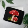 Funda para laptop de 15", de neopreno, diseño resistente, con diseño de hongo amanita, ideal para proteger tu dispositivo de manera sostenible.