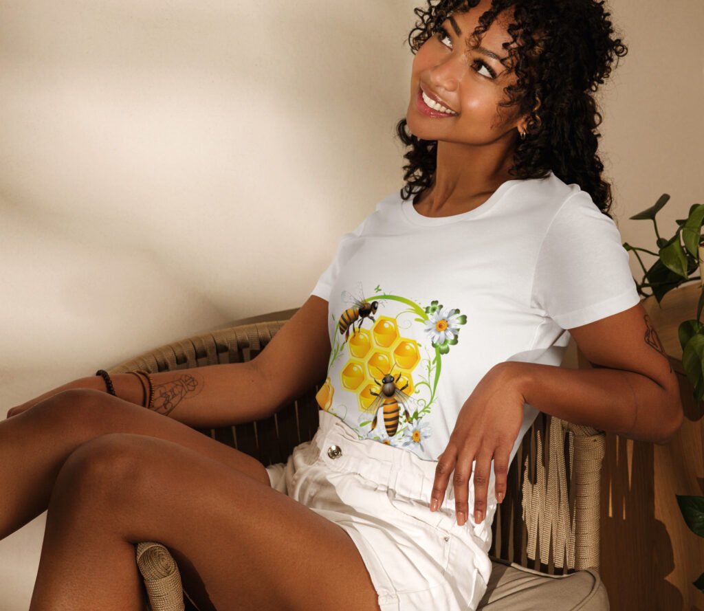Mujer con camiseta blanca estampada con abejas y flores blancas