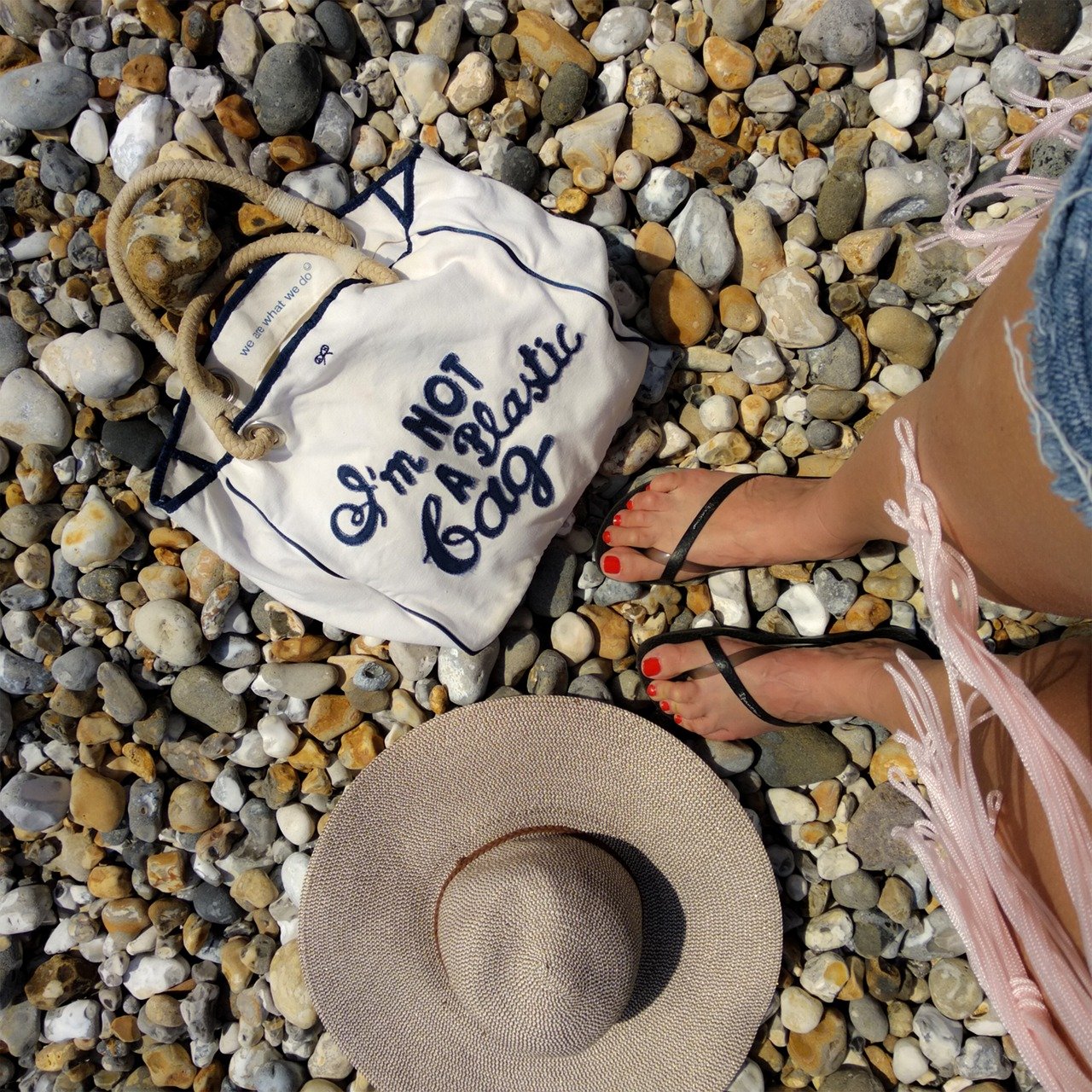 moda sostenible, bolsa que no es de plástico en la playa