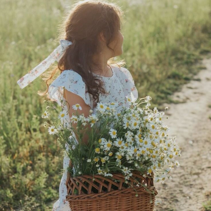 Niña con flores silvestres