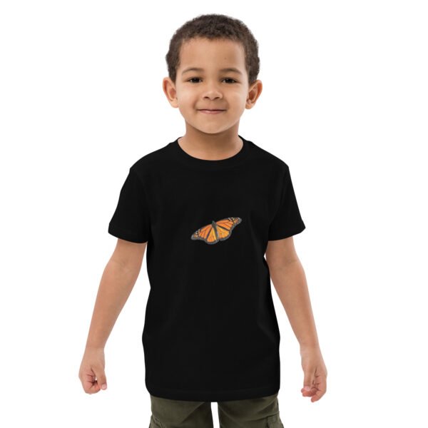 camiseta de algodón orgánico para niños organic-cotton-kids-t-shirt-black. Niño con camiseta de algodón orgánico, color negro, dibujo de mariposa monarca
