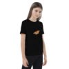 organic cotton kids t-shirt black. Niña con camiseta color negro con dibujo de mariposa monarca