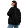 chaqueta cazadora bomber premium reciclada negra, vista trasera, cremallera en manga y al frente, bordado de venado