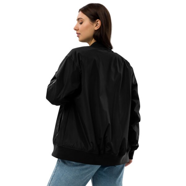 chaqueta bomber venado trasera chaqueta cazadora bomber premium reciclada negra, vista trasera, cremallera en manga y al frente, bordado de venado