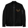 chaqueta cazadora bomber premium reciclada negra, vista de frente, cremallera en manga y al frente, bordado de venado