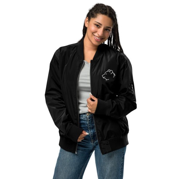 chaqueta bomber bordado oso2 chaqueta cazadora bomber premium reciclada negra, vista de frente, cremallera en manga y al frente, bordado de oso