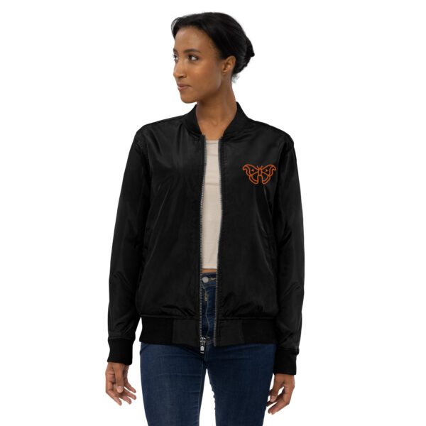 Chamarra bomber color negro Mujer usando Chamarra cazadora bomber reciclada premium color negro, bordado mariposa