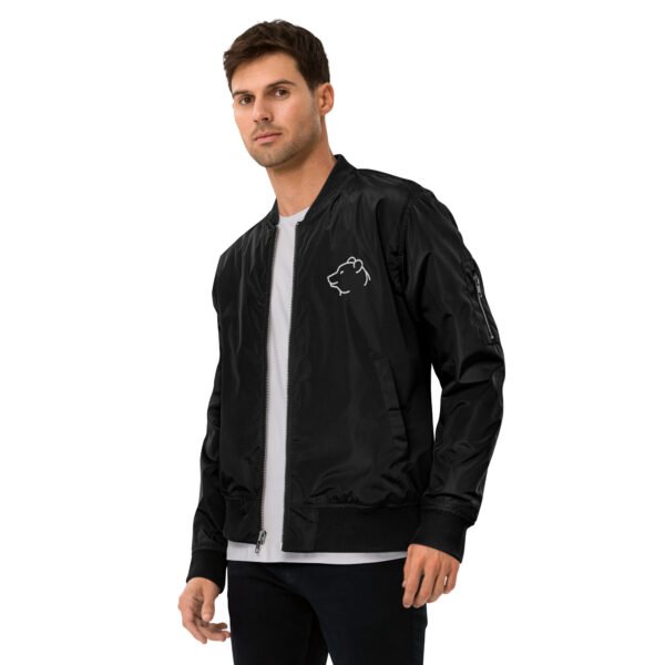chaqueta bomber bordado oso3 chaqueta cazadora bomber premium reciclada negra, vista de frente, cremallera en manga y al frente, bordado de oso