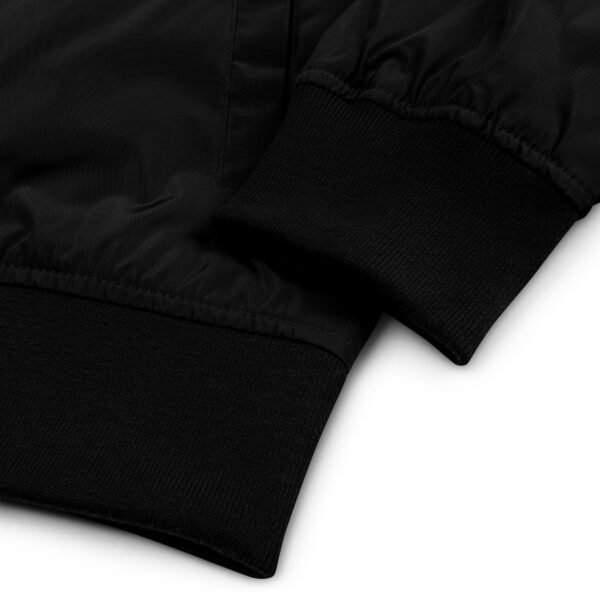 chaqueta bomber bordado venado4 chaqueta cazadora bomber premium reciclada negra, vista de frente, cremallera en manga y al frente, bordado de venado, detalle de la manga