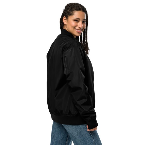 chaqueta bomber bordado oso4 chaqueta cazadora bomber premium reciclada negra, vista de frente, cremallera en manga y al frente, bordado de oso