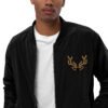chaqueta cazadora bomber premium reciclada negra, vista de frente, cremallera en manga y al frente, bordado de venado