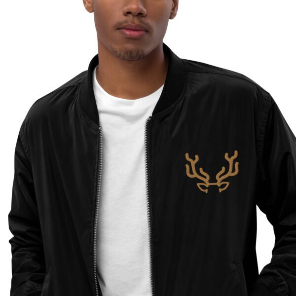 chaqueta bomber bordado venado2 chaqueta cazadora bomber premium reciclada negra, vista de frente, cremallera en manga y al frente, bordado de venado