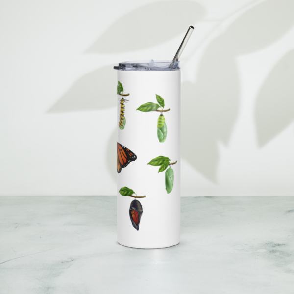 Vista lateral izquierda del vaso blanco con estampado de mariposa monarca