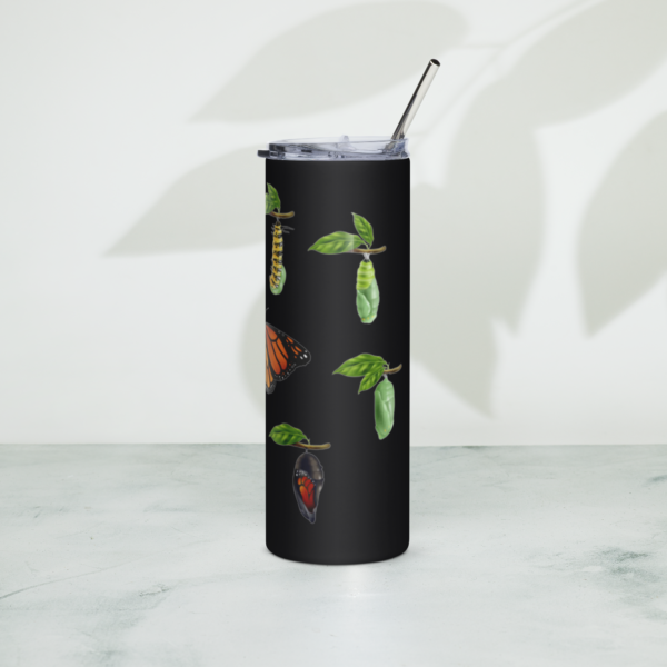Vista lateral izquierda del vaso negro con estampado de mariposa monarca
