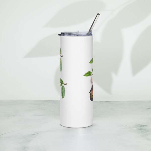 Parte trasera del vaso reutilizable blanco con diseño de mariposa monarca