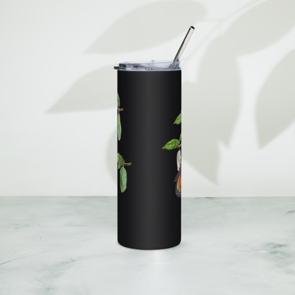 Parte trasera del vaso reutilizable negro con diseño de mariposa monarca